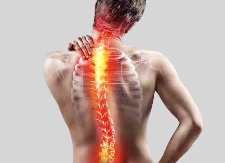 Hombre con dolor en columna vertebral